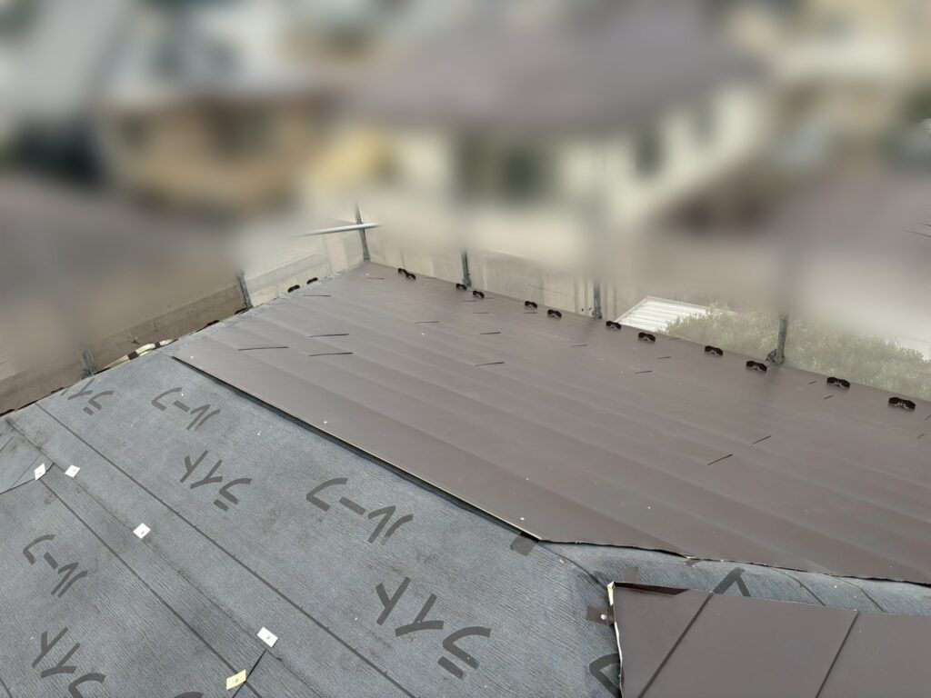 新しい屋根材貼り付け