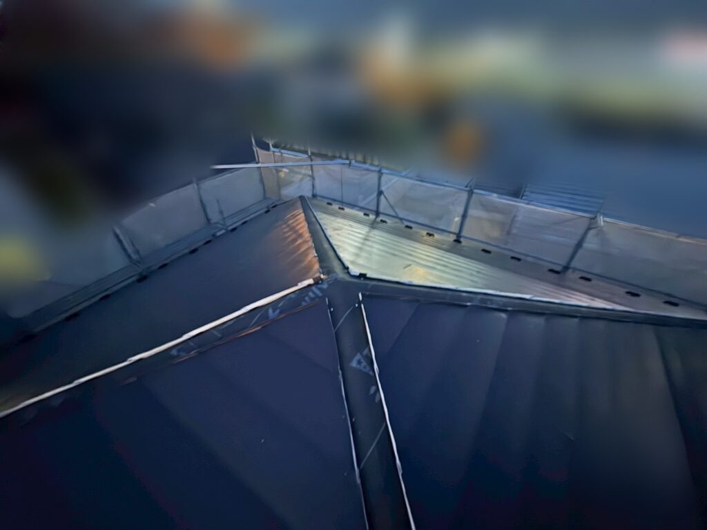 新しい屋根材貼り付け