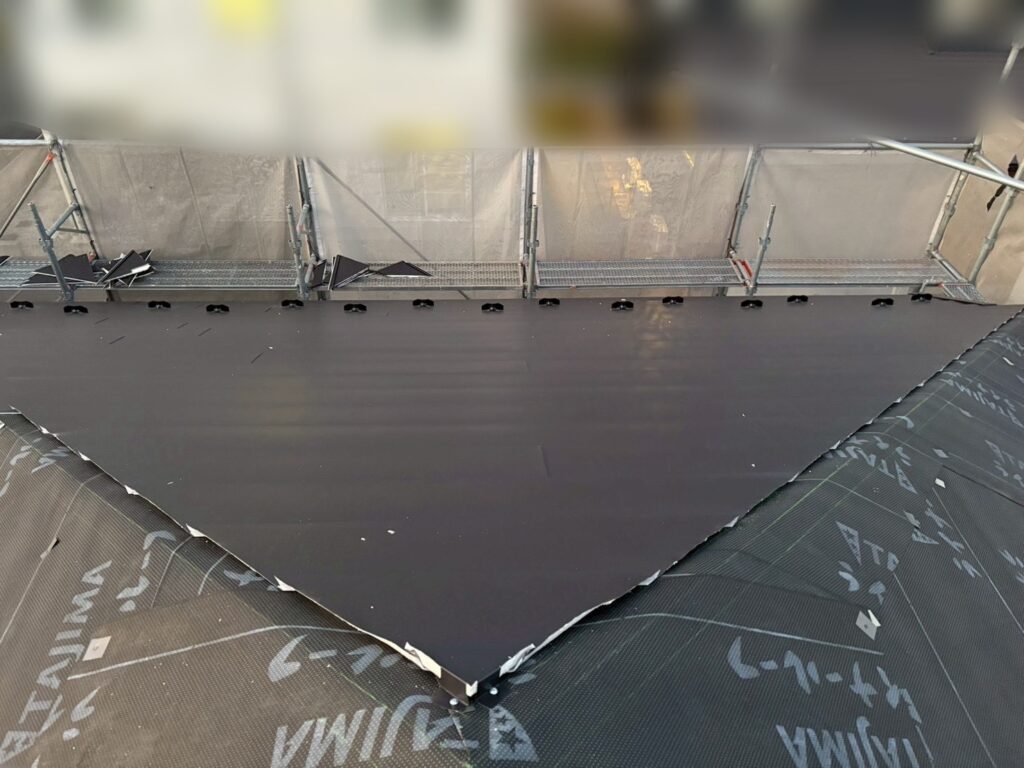 新しい屋根材貼り付け