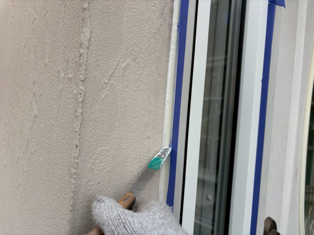 サッシまわりシーリングヘラ押さえ