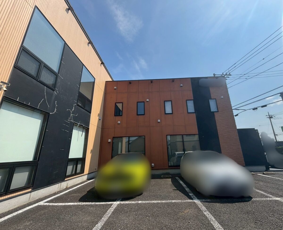 店舗の屋根・外壁を塗り替え！アクセントカラーが映えるオシャレな仕上がり